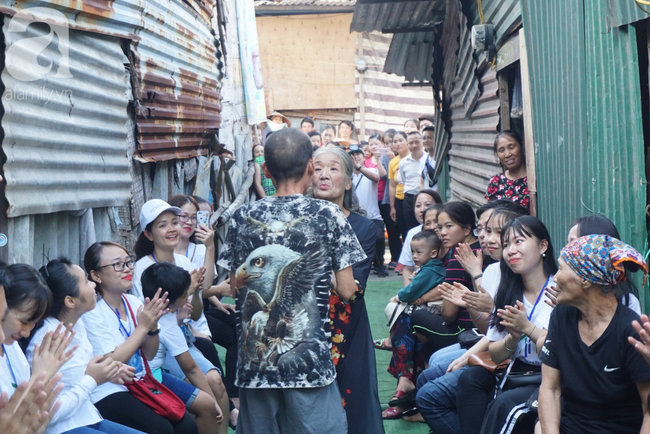 Nụ cười hạnh phúc của những người phụ nữ sống ở khu ổ chuột Hà Nội khi nhận món quà đặc biệt Ngày 20/10 - Ảnh 11.