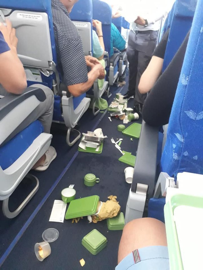 Bamboo Airways lên tiếng về sự cố máy bay bị rung lắc khiến đồ ăn rơi vãi ra sàn khoang và ghế hành khách - Ảnh 1.