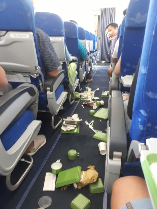 Bamboo Airways lên tiếng về sự cố máy bay bị rung lắc khiến đồ ăn rơi vãi ra sàn khoang và ghế hành khách - Ảnh 2.