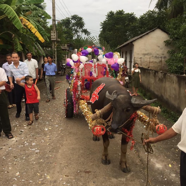 Cứ tưởng nhà &quot;hoàn cảnh&quot; phải rước dâu bằng xe đạp, người cùng làng tiết lộ bí mật về gia thế chú rể khiến ai nấy bất ngờ - Ảnh 7.