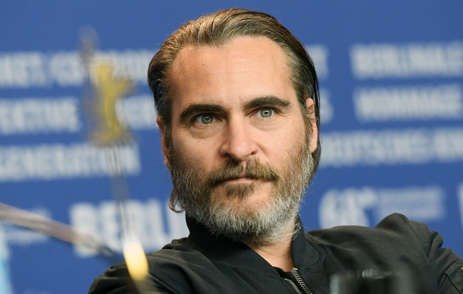 Gã điên &quot;Joker&quot; - Joaquin Phoenix: Từ tuổi thiếu niên đầy ám ảnh sau cái chết của anh trai, tới cuộc tình ngắn ngủi bên vợ cũ Brad Pitt - Ảnh 1.