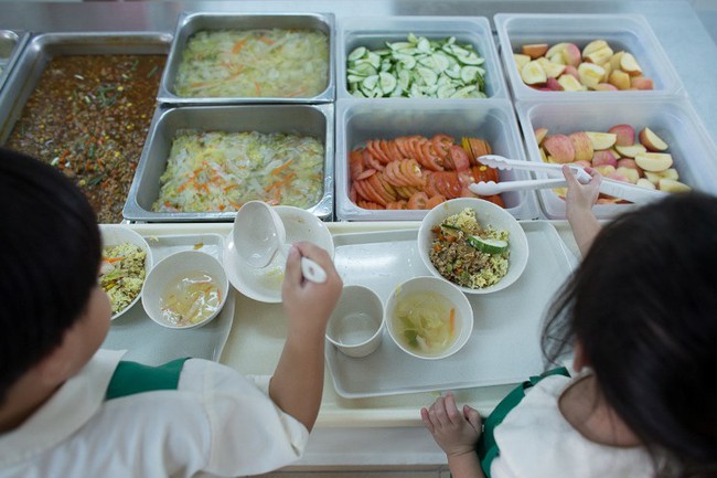 Ngó qua bữa ăn trưa của 5 trường quốc tế ở Singapore: Tràn ngập dinh dưỡng giúp trẻ phát triển - Ảnh 2.