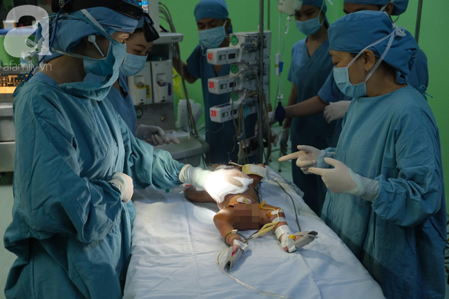TP.HCM: 18 bác sĩ phẫu thuật tách hai bé gái song sinh dính nhau phần gan, nhỏ nhất từ trước đến nay - Ảnh 1.