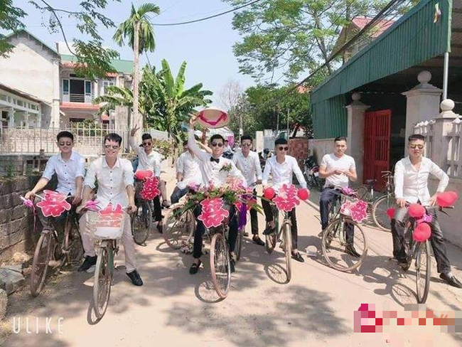 Cứ tưởng nhà &quot;hoàn cảnh&quot; phải rước dâu bằng xe đạp, người cùng làng tiết lộ bí mật về gia thế chú rể khiến ai nấy bất ngờ - Ảnh 3.