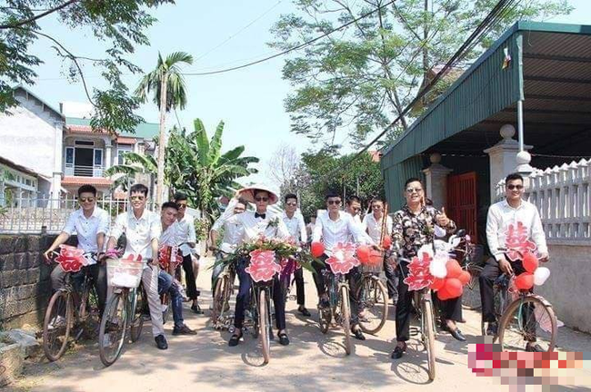 Cứ tưởng nhà &quot;hoàn cảnh&quot; phải rước dâu bằng xe đạp, người cùng làng tiết lộ bí mật về gia thế chú rể khiến ai nấy bất ngờ - Ảnh 4.