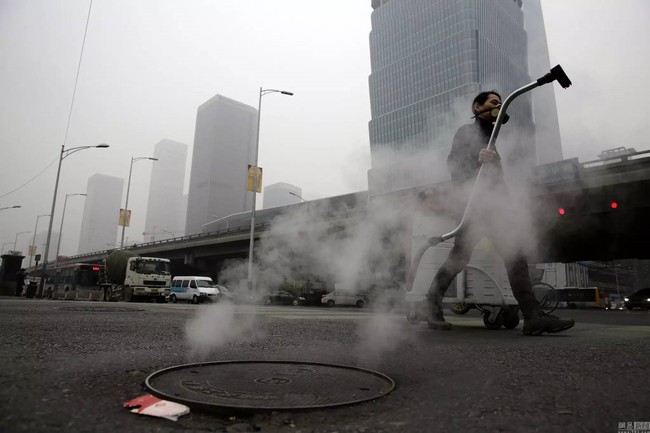Thu thập khói bụi của cả thành phố bắc Kinh suốt 100 ngày, nghệ sĩ làm nên điều kỳ diệu khiến ai cũng ngỡ ngàng - Ảnh 1.