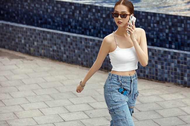 Khoe quần jeans &quot;trước sau như một&quot;, tưởng không ai dám mặc hóa ra Ngọc Trinh lại đụng hàng với cô em chân siêu dài nhà Kim - Ảnh 10.