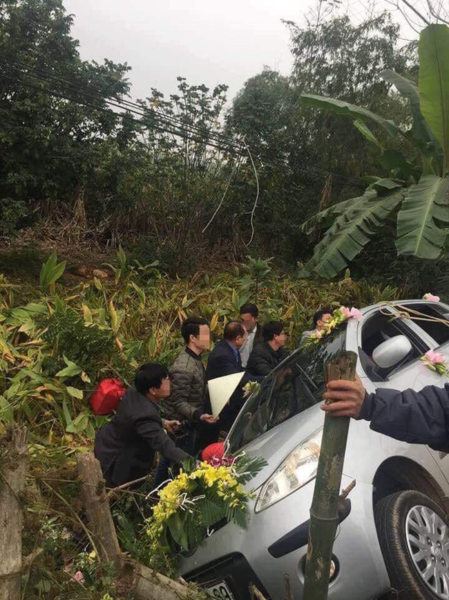 Sự cố “tái tê” nhất ngày cưới: Xe hoa lật nghiêng, lao thẳng xuống khu vườn ven đường, cô dâu được bế vội ra ngoài - Ảnh 1.