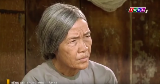 &quot;Tiếng sét trong mưa&quot;: Nhìn mặt quen mà không nhận ra Thị Bình, dì Bảy 82 tuổi còn gây ức chế hơn cả Khải Duy  - Ảnh 1.