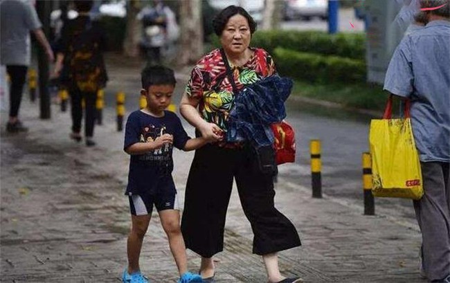 Bà nội nói xấu người mẹ trước mặt cháu nhỏ, cậu bé ngây thơ đáp trả 1 câu ai cũng trầm trồ - Ảnh 1.