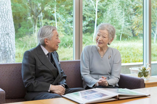 Hoàng hậu Masako xuất hiện với thần thái hút hồn cùng với gia đình trước lễ đăng quang chính thức diễn ra vào ngày mai - Ảnh 1.