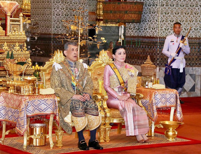 Hậu cung đầy sóng gió của Quốc vương Thái Lan: Có 5 bà vợ, từng kết hôn với em họ và vụ ly hôn tiêu tốn đến 5,5 triệu USD - Ảnh 7.