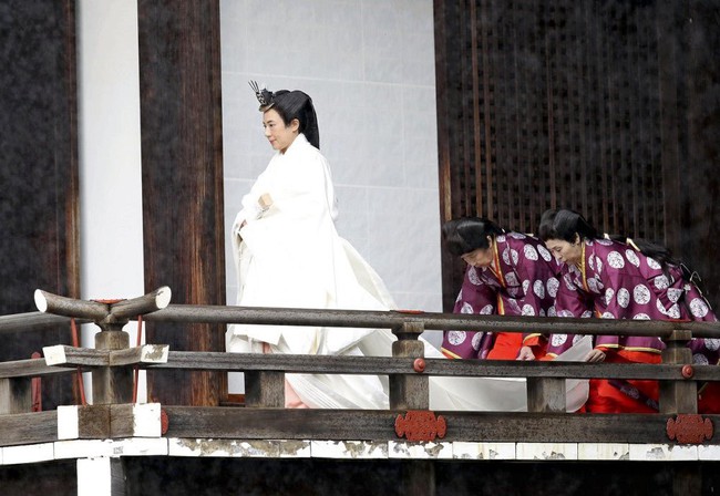 Nhật hoàng Naruhito xuất hiện tại đền thiêng bắt đầu nghi lễ báo cáo việc lên ngôi với tổ tiên - Ảnh 2.