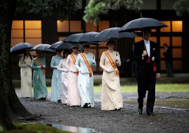 Nhật hoàng Naruhito xuất hiện tại đền thiêng bắt đầu nghi lễ báo cáo việc lên ngôi với tổ tiên - Ảnh 4.