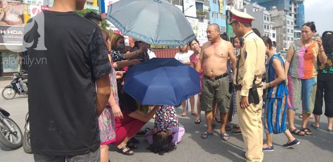 Hà Nội: Một người phụ nữ nguy kịch khi qua đường sau cú đâm của thanh niên xăm trổ - Ảnh 1.