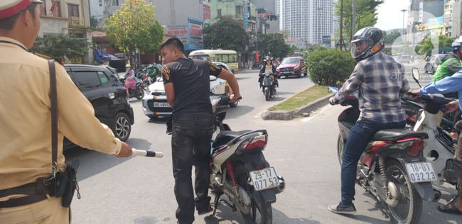 Hà Nội: Một người phụ nữ nguy kịch khi qua đường sau cú đâm của thanh niên xăm trổ - Ảnh 3.