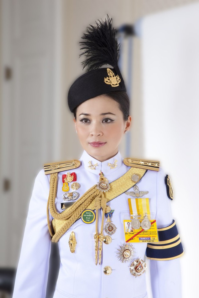 Hậu cung đầy sóng gió của Quốc vương Thái Lan: Có 5 bà vợ, từng kết hôn với em họ và vụ ly hôn tiêu tốn đến 5,5 triệu USD - Ảnh 6.