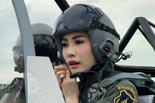 Hoàng quý phi tóc tém mặc quân phục vẫn vô tư make up lồng lộn, chẳng như khi mặc Hoàng phục "khoác" lên người cả tỷ âm mưu - Ảnh 6. Hoàng quý phi tóc tém mặc quân phục vẫn vô tư make up lồng lộn, chẳng như khi mặc Hoàng phục "khoác" lên người cả tỷ âm mưu - Ảnh 6.