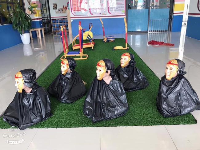 Chưa đến Halloween mà các cô đã hóa trang cho trẻ "trăm em như một", lại thêm biểu cảm cũng y hệt khiến dân mạng cười lăn lóc - Ảnh 3. Chưa đến Halloween mà các cô đã hóa trang cho trẻ "trăm em như một", lại thêm biểu cảm cũng y hệt khiến dân mạng cười lăn lóc - Ảnh 3.