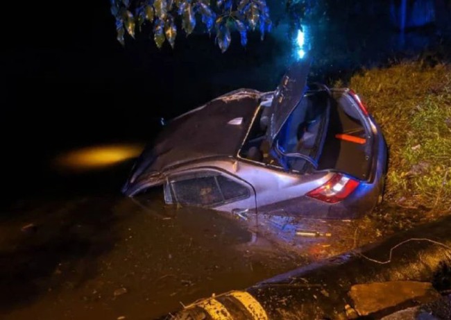 “Mây mưa” trong ô tô, cặp đôi hốt hoảng khi bị cảnh sát bắt gặp nên vội rời đi, không ngờ gây tai nạn thiệt hại cả người lẫn mình - Ảnh 2.