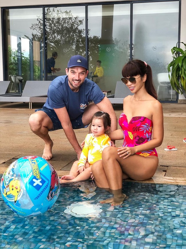 Khoe con gái mặc đồ bơi xinh như đồng hồ cát, nhưng siêu mẫu Hà Anh khiến ai cũng bật cười vì hình ảnh thật của bé Myla - Ảnh 1.