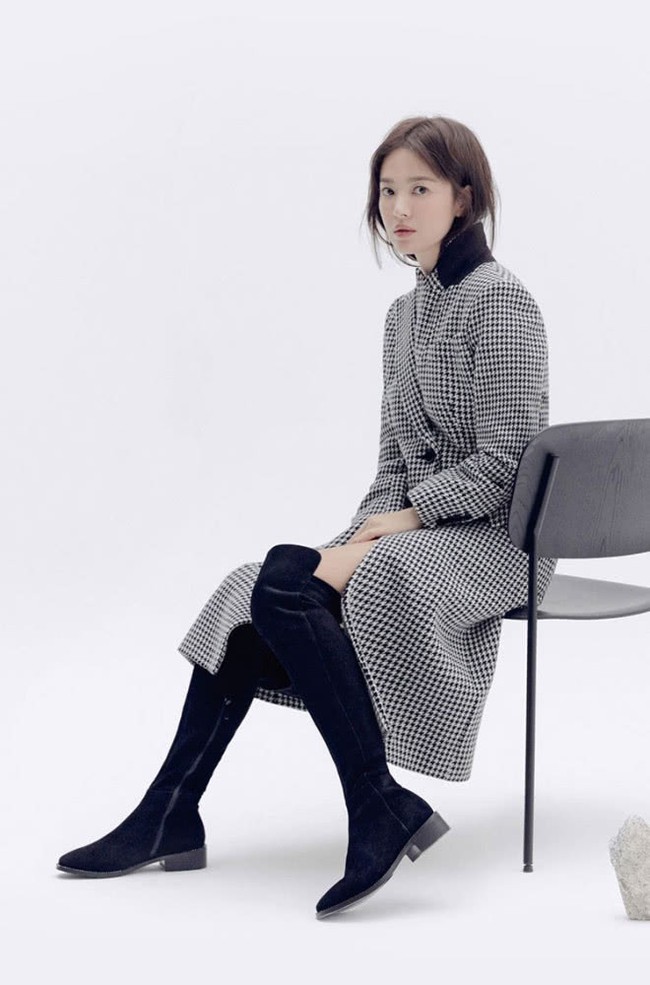 Song Joong Ki vừa có động thái mới tại phim trường, Song Hye Kyo lại chiêu đãi fan với loạt hình &quot;sương sương&quot; nhưng vô cùng quyến rũ - Ảnh 4.