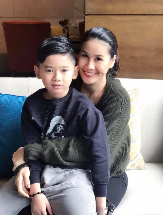 Con trai quay sang hỏi "Bao cao su là gì vậy mẹ?", Thân Thúy Hà ú ớ mấy chục giây rồi đưa ra câu trả lời khiến cậu bé gật gù - Ảnh 6. Con trai quay sang hỏi "Bao cao su là gì vậy mẹ?", Thân Thúy Hà ú ớ mấy chục giây rồi đưa ra câu trả lời khiến cậu bé gật gù - Ảnh 6.