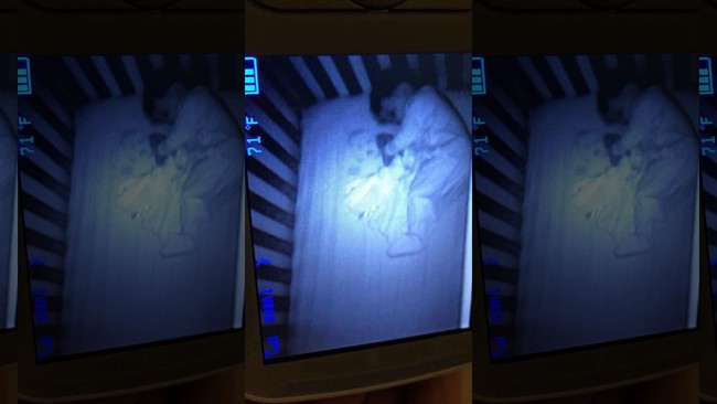Mở camera xem con ngủ, người mẹ sợ khiếp vía khi nhìn thấy “em bé ma” nằm bên cạnh đứa trẻ nhưng sự thật khác hẳn mọi người nghĩ - Ảnh 1.