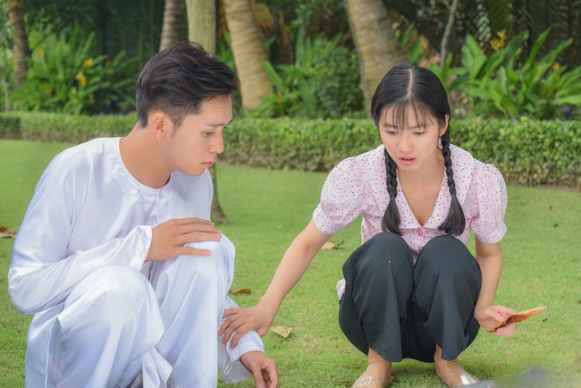 &quot;Tiếng sét trong mưa&quot;: Kết phim lộ cảnh Phượng tự sát bằng điện giật nhưng Xuân cũng chết theo vì cứu cô?  - Ảnh 2.