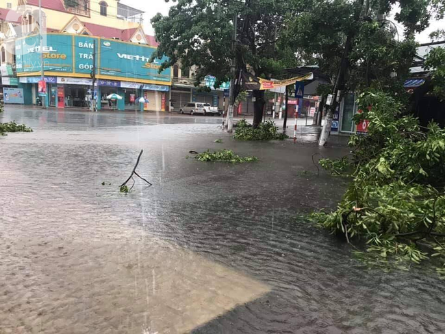 Thành phố Vinh và nhiều địa phương miền Trung chìm trong biển nước sau 2 ngày mưa lớn  - Ảnh 1.