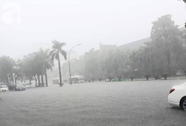 Thành phố Vinh và nhiều địa phương miền Trung chìm trong biển nước sau 2 ngày mưa lớn  - Ảnh 4.