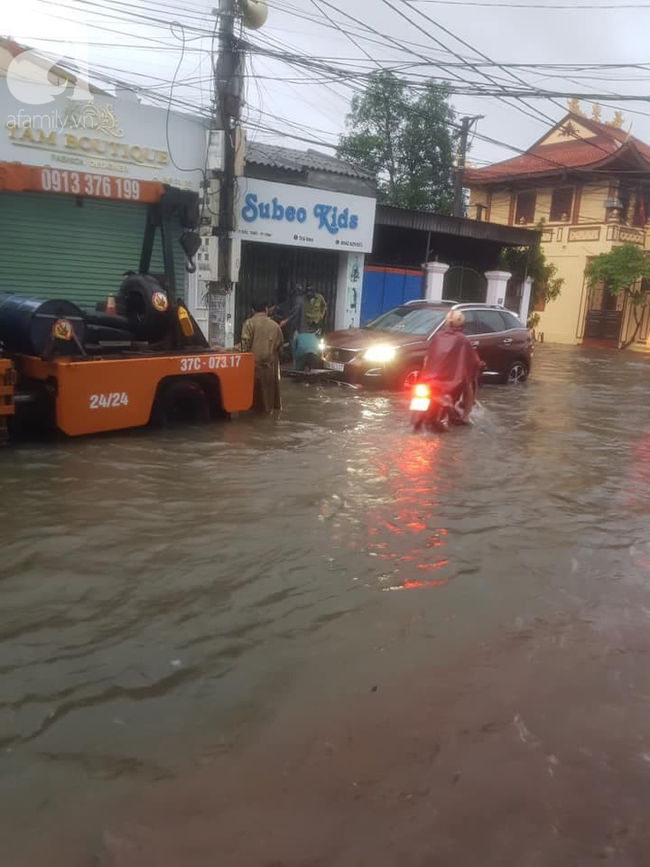 Thành phố Vinh và nhiều địa phương miền Trung chìm trong biển nước sau 2 ngày mưa lớn  - Ảnh 9.