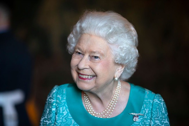Nữ hoàng Anh luôn trẻ trung, tươi tắn hơn nhiều so với tuổi 93, chuyên gia trang điểm tiết lộ &quot;thủ thuật&quot; make up mà bà vẫn hay áp dụng để hack tuổi - Ảnh 2.