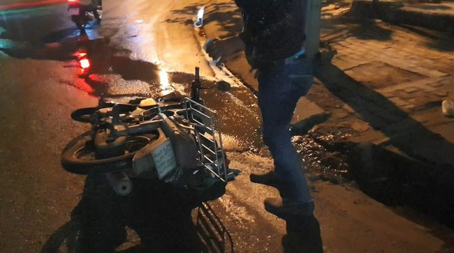 Bình Dương: Bà bầu, trẻ nhỏ té ngã khóc thét vì đường phố bất ngờ đổ đầy nhớt - Ảnh 1. Bình Dương: Bà bầu, trẻ nhỏ té ngã khóc thét vì đường phố bất ngờ đổ đầy nhớt - Ảnh 1.
