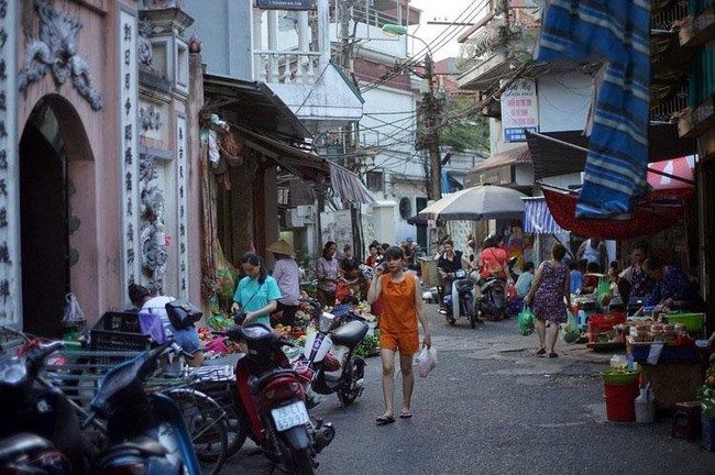 Mùa rươi đến người tiêu dùng lại thi nhau ghé chợ này, giá tuy chát nhưng vẫn tấp nập người mua  - Ảnh 2.