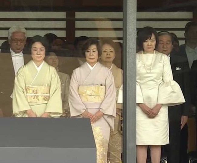 Phu nhân Thủ tướng Nhật Bản bỗng hứng búa rìu dư luận vì một sai lầm nghiêm trọng trong lễ đăng quang của Nhật hoàng, khiến ai cũng đỏ mặt - Ảnh 1.