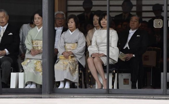 Phu nhân Thủ tướng Nhật Bản bỗng hứng búa rìu dư luận vì một sai lầm nghiêm trọng trong lễ đăng quang của Nhật hoàng, khiến ai cũng đỏ mặt - Ảnh 2.