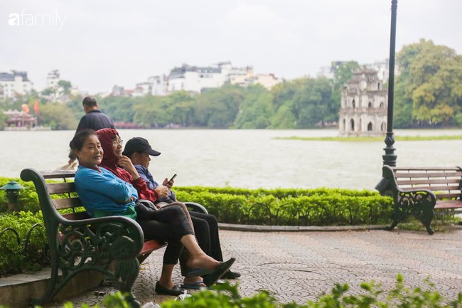 Hà Nội đã chớm đông, những khoảnh khắc đầu tiên của mùa mới sao quá đỗi thân thương giản dị - Ảnh 2.