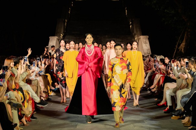Adrian Anh Tuấn với BST thứ 100, Thủy Nguyễn đưa thiết kế trình làng tại Paris Fashion Week: Oanh tạc sàn diễn của Tuần lễ thời trang Việt Nam 2019 - Ảnh 2.