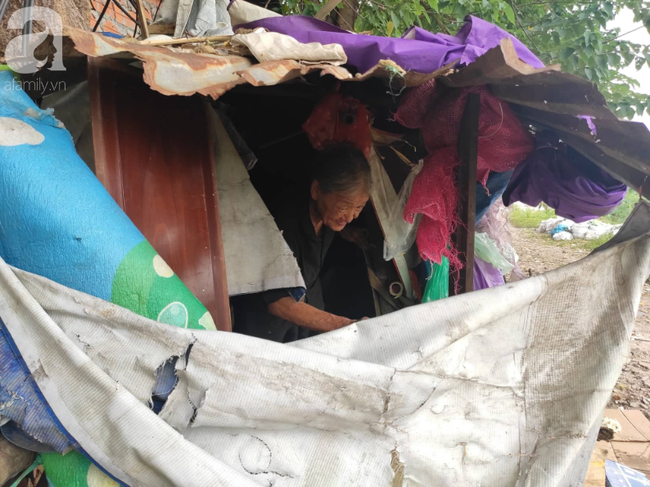 Khu ổ chuột ở giữa lòng Hà Nội: Cảm động người mẹ già nhường nhà cho con trai bệnh tật, ngày nhặt rác nuôi con - Ảnh 1.
