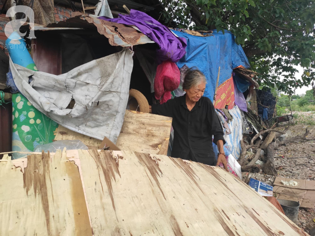 Khu ổ chuột ở giữa lòng Hà Nội: Cảm động người mẹ già nhường nhà cho con trai bệnh tật, ngày nhặt rác nuôi con - Ảnh 2.