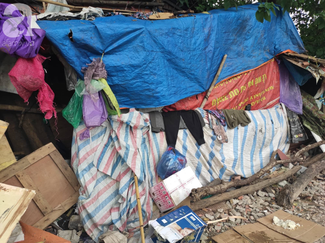 Khu ổ chuột ở giữa lòng Hà Nội: Cảm động người mẹ già nhường nhà cho con trai bệnh tật, ngày nhặt rác nuôi con - Ảnh 3.