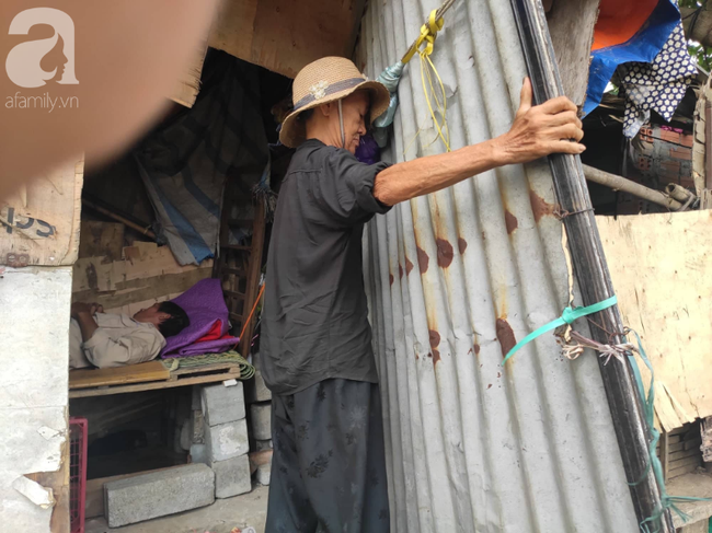 Khu ổ chuột ở giữa lòng Hà Nội: Cảm động người mẹ già nhường nhà cho con trai bệnh tật, ngày nhặt rác nuôi con - Ảnh 6.