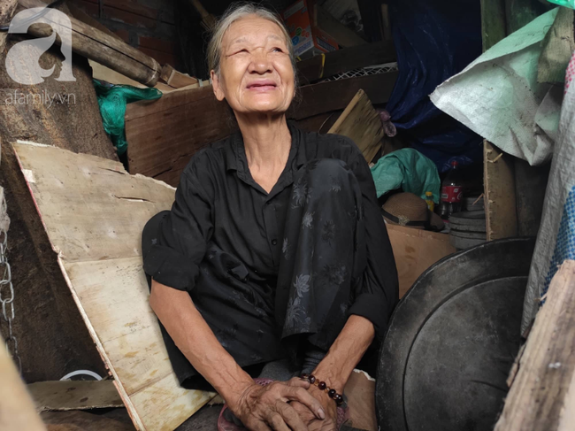 Khu ổ chuột ở giữa lòng Hà Nội: Cảm động người mẹ già nhường nhà cho con trai bệnh tật, ngày nhặt rác nuôi con - Ảnh 12.