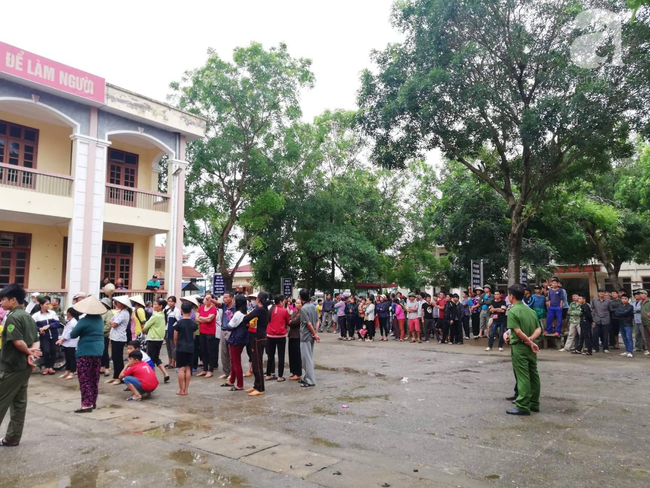 NÓNG: Một học sinh lớp 2 ở Hà Nội tử vong trong sân trường, nghi do bị điện giật giờ ra chơi - Ảnh 1.