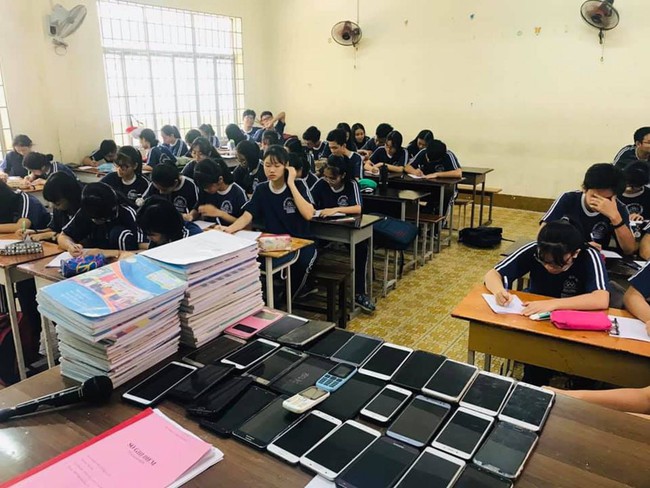 Choáng với tiết kiểm tra của &quot;trường người ta&quot;, thế này học sinh mà táy máy là bị thầy cô bắt tận tay, day tận trán tức thì - Ảnh 2.