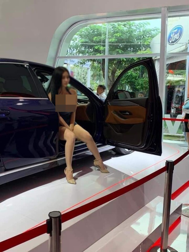 Cô gái ăn mặc và tạo dáng phản cảm bên xế hộp tại triển lãm xe ô tô khiến cộng mạng nóng mắt - Ảnh 2.