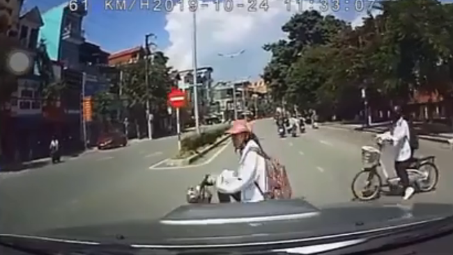 Clip: Nữ sinh đi xe sang đường bị ô tô phóng nhanh đâm trúng, hất văng xuống đường - Ảnh 2.