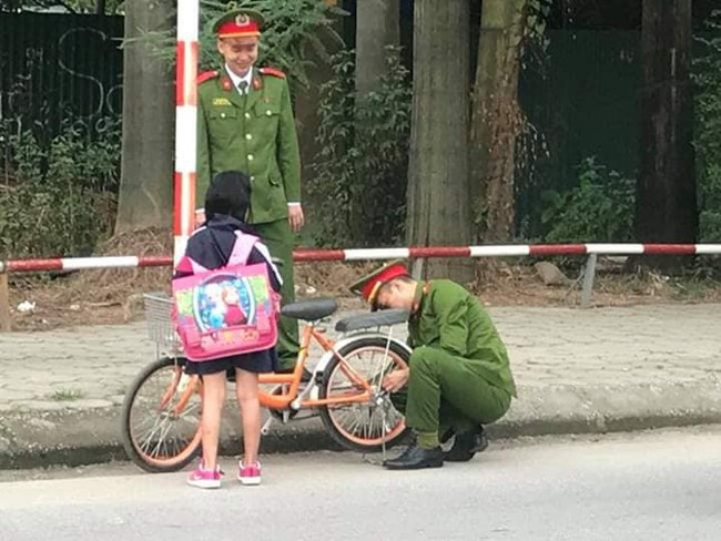 Đừng bao giờ dọa con: “Không ngoan mẹ báo công an đến bắt”, chính &quot;lực lượng áo xanh&quot; mới là những người đáng tin giúp con bạn lúc nguy cấp - Ảnh 2.