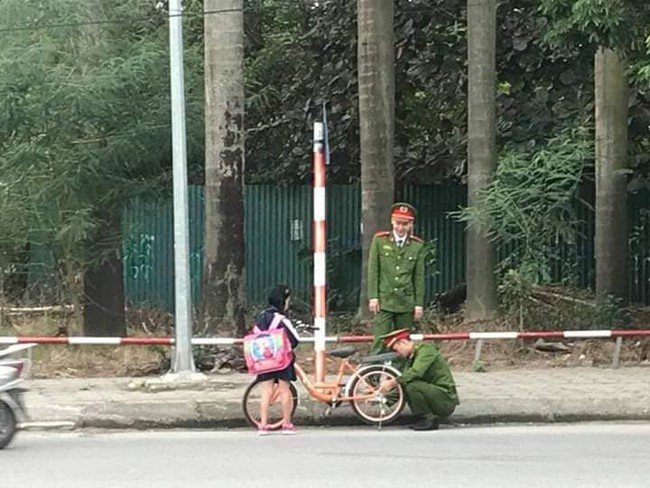 Đừng bao giờ dọa con: “Không ngoan mẹ báo công an đến bắt”, chính &quot;lực lượng áo xanh&quot; mới là những người đáng tin giúp con bạn lúc nguy cấp - Ảnh 1.